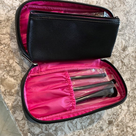 Young Living Makeup Brush Set - Picture 2 of 3